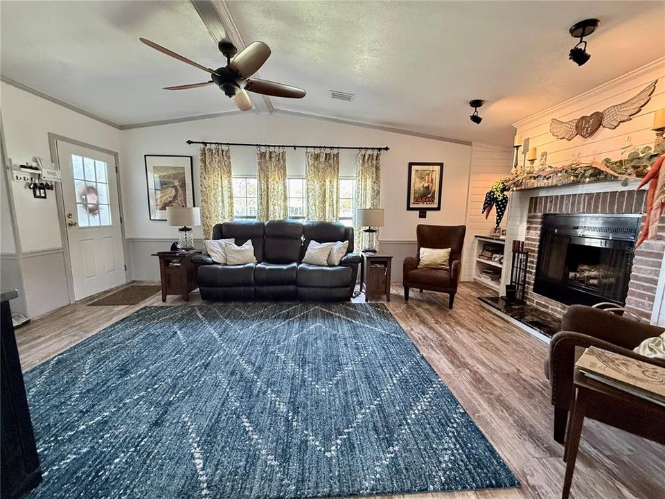 Active With Contract: $208,550 (2 beds, 2 baths, 1586 Square Feet)