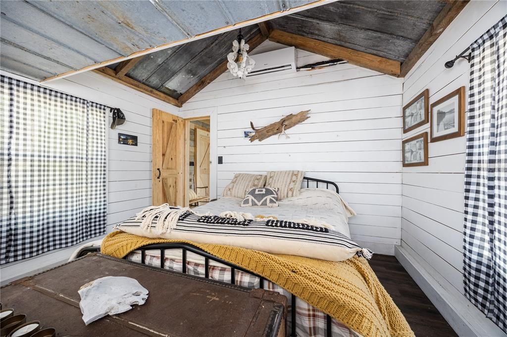 For Sale: $895,000 (1 beds, 1 baths, 400 Square Feet)