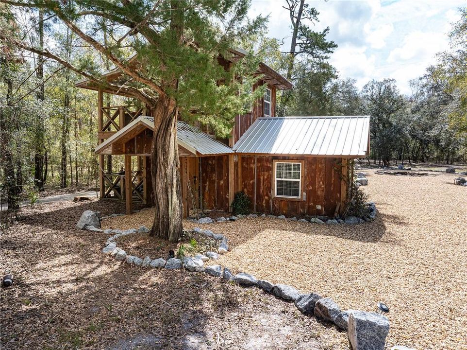 For Sale: $895,000 (1 beds, 1 baths, 400 Square Feet)