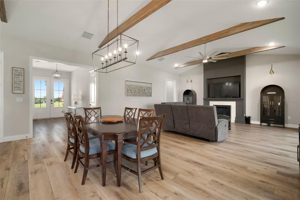 合同活跃: $999,995 (5 贝兹, 4 浴室, 3422 平方英尺)