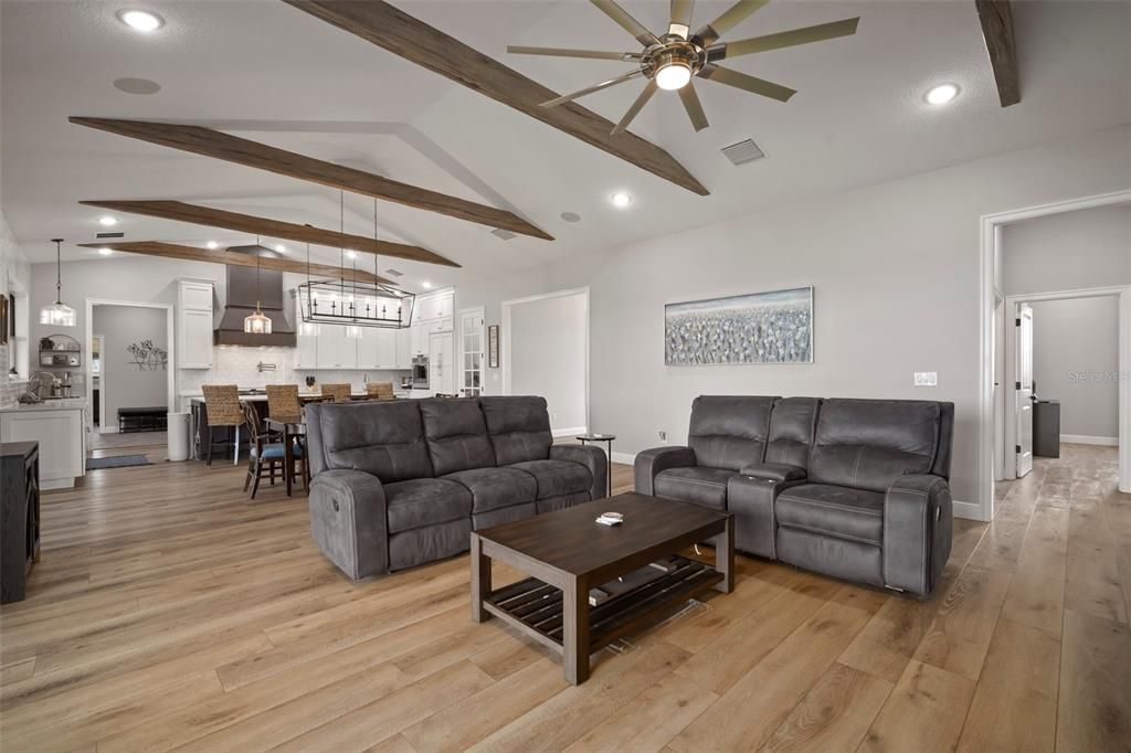 合同活跃: $999,995 (5 贝兹, 4 浴室, 3422 平方英尺)