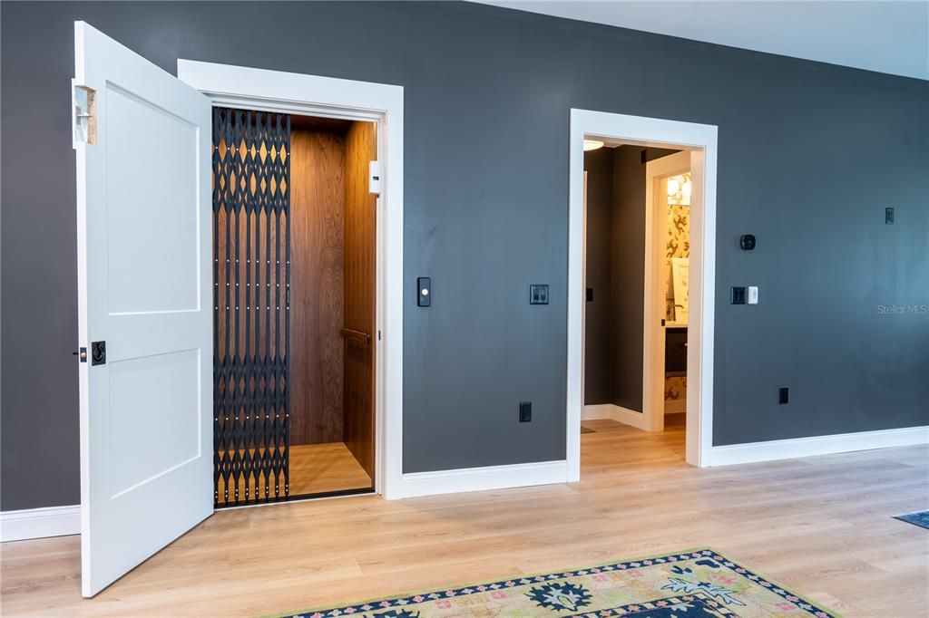 合同活跃: $1,397,000 (4 贝兹, 3 浴室, 3592 平方英尺)