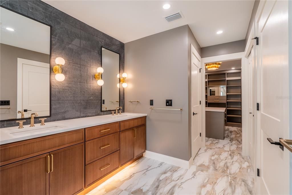 合同活跃: $1,397,000 (4 贝兹, 3 浴室, 3592 平方英尺)