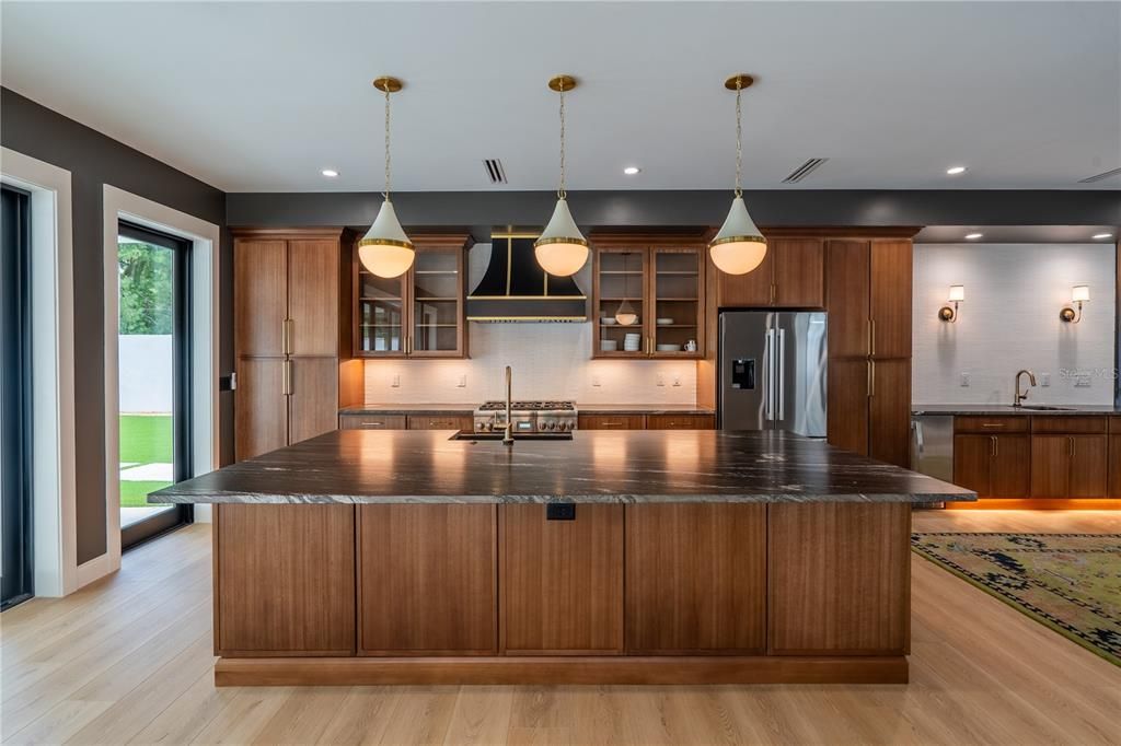 合同活跃: $1,397,000 (4 贝兹, 3 浴室, 3592 平方英尺)