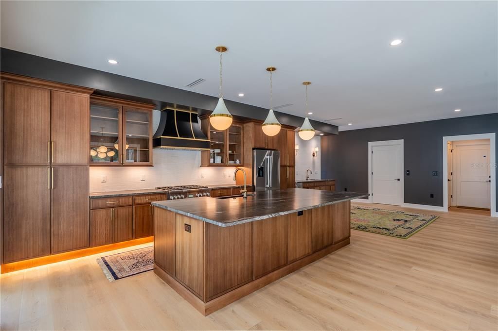 合同活跃: $1,397,000 (4 贝兹, 3 浴室, 3592 平方英尺)