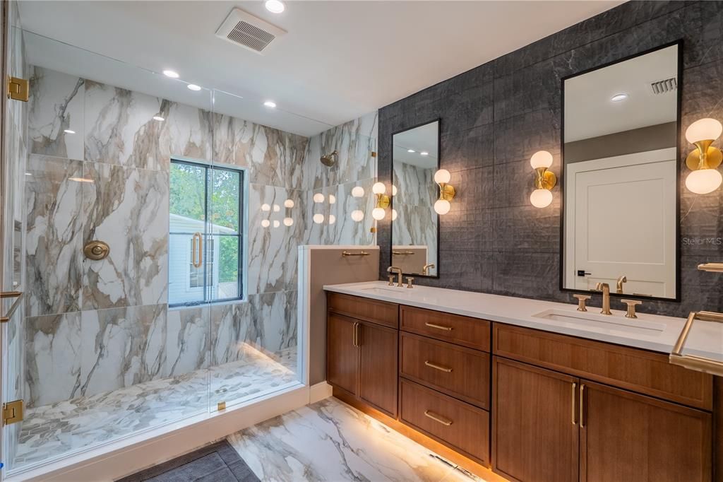 合同活跃: $1,397,000 (4 贝兹, 3 浴室, 3592 平方英尺)