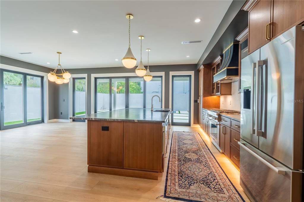 合同活跃: $1,397,000 (4 贝兹, 3 浴室, 3592 平方英尺)