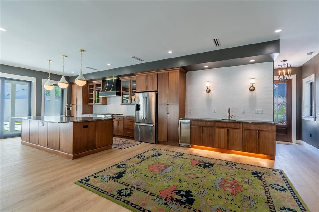 合同活跃: $1,397,000 (4 贝兹, 3 浴室, 3592 平方英尺)