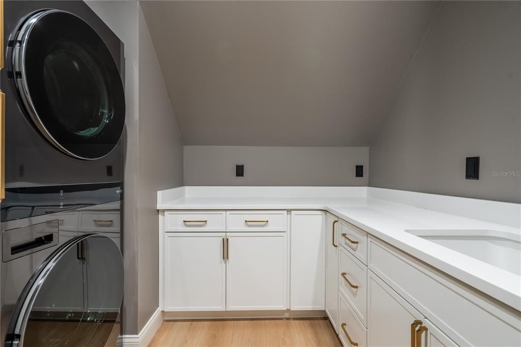 合同活跃: $1,397,000 (4 贝兹, 3 浴室, 3592 平方英尺)