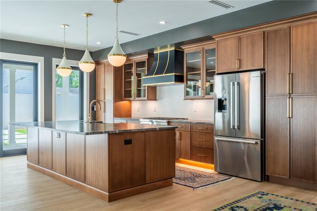 合同活跃: $1,397,000 (4 贝兹, 3 浴室, 3592 平方英尺)