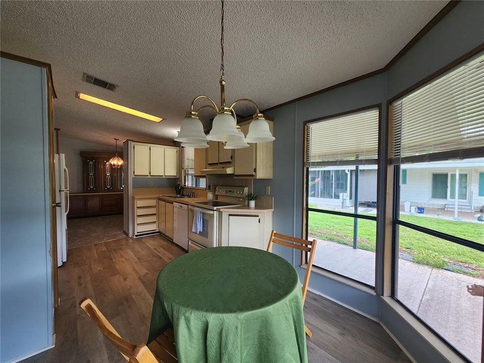 For Sale: $129,450 (2 beds, 2 baths, 1342 Square Feet)