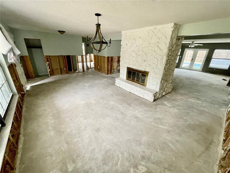 Под контрактом: $290,000 (4 спален, 2 ванн, 2361 Квадратных фут)