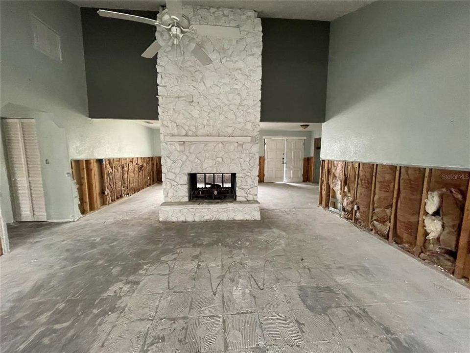 Под контрактом: $290,000 (4 спален, 2 ванн, 2361 Квадратных фут)