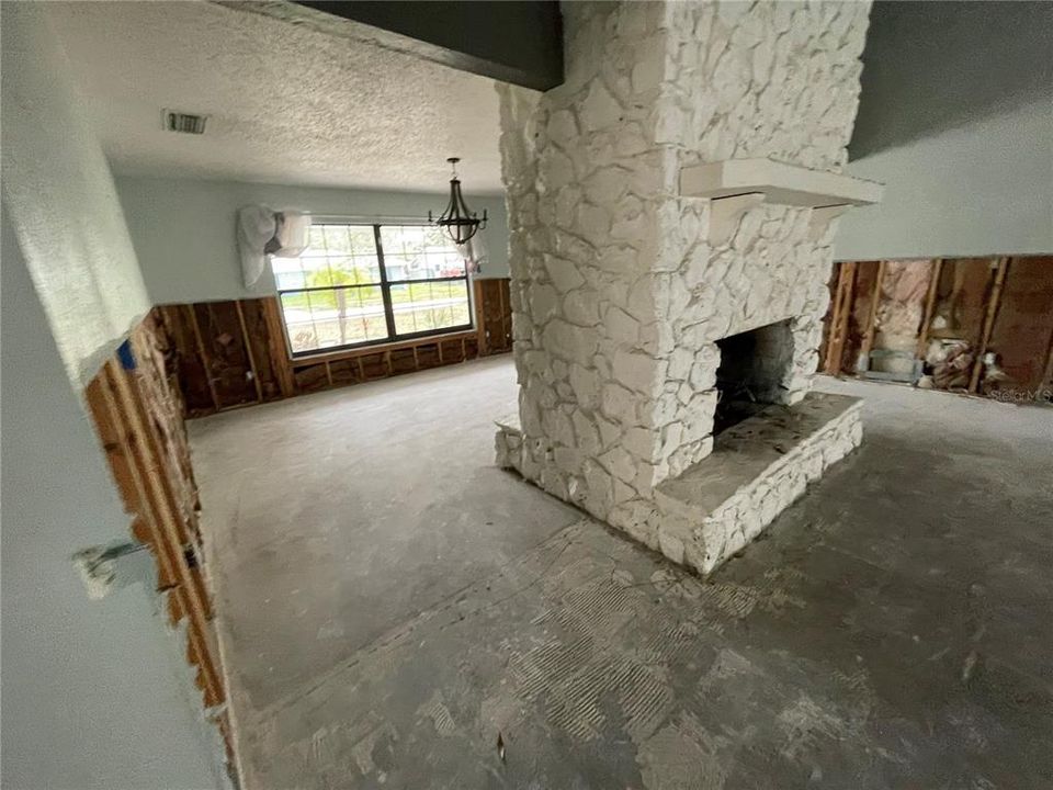 Под контрактом: $290,000 (4 спален, 2 ванн, 2361 Квадратных фут)