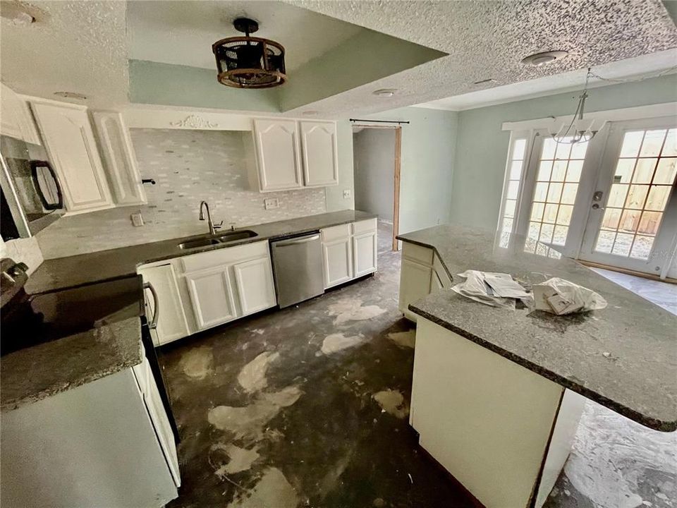 Под контрактом: $290,000 (4 спален, 2 ванн, 2361 Квадратных фут)