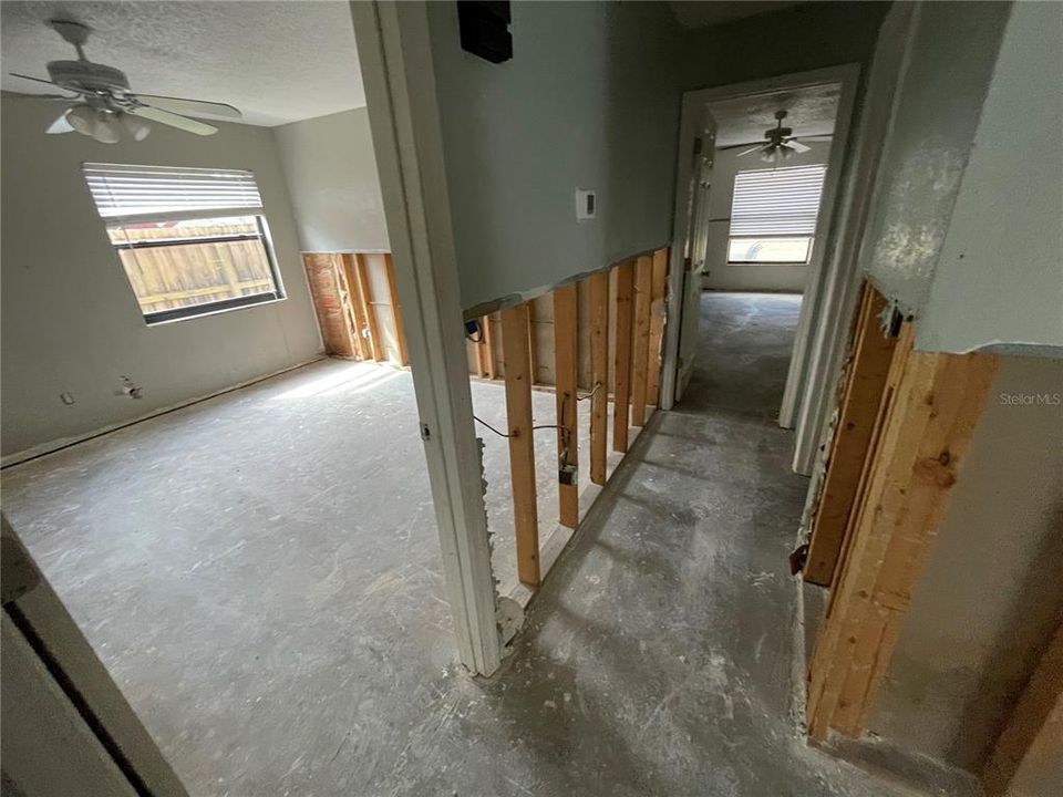 Под контрактом: $290,000 (4 спален, 2 ванн, 2361 Квадратных фут)