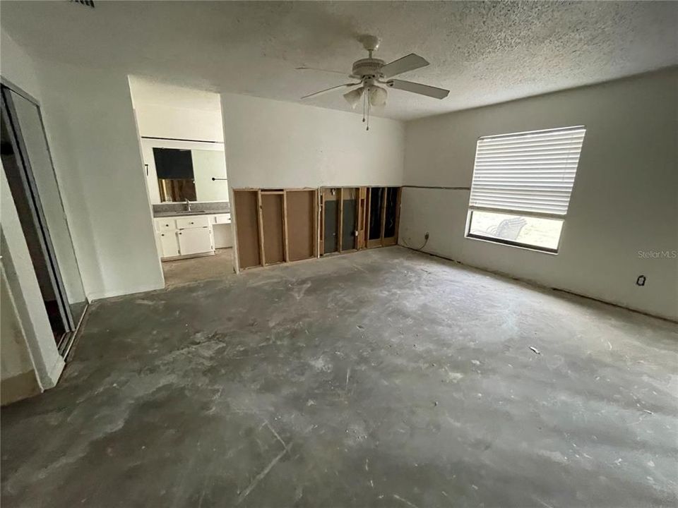 Под контрактом: $290,000 (4 спален, 2 ванн, 2361 Квадратных фут)