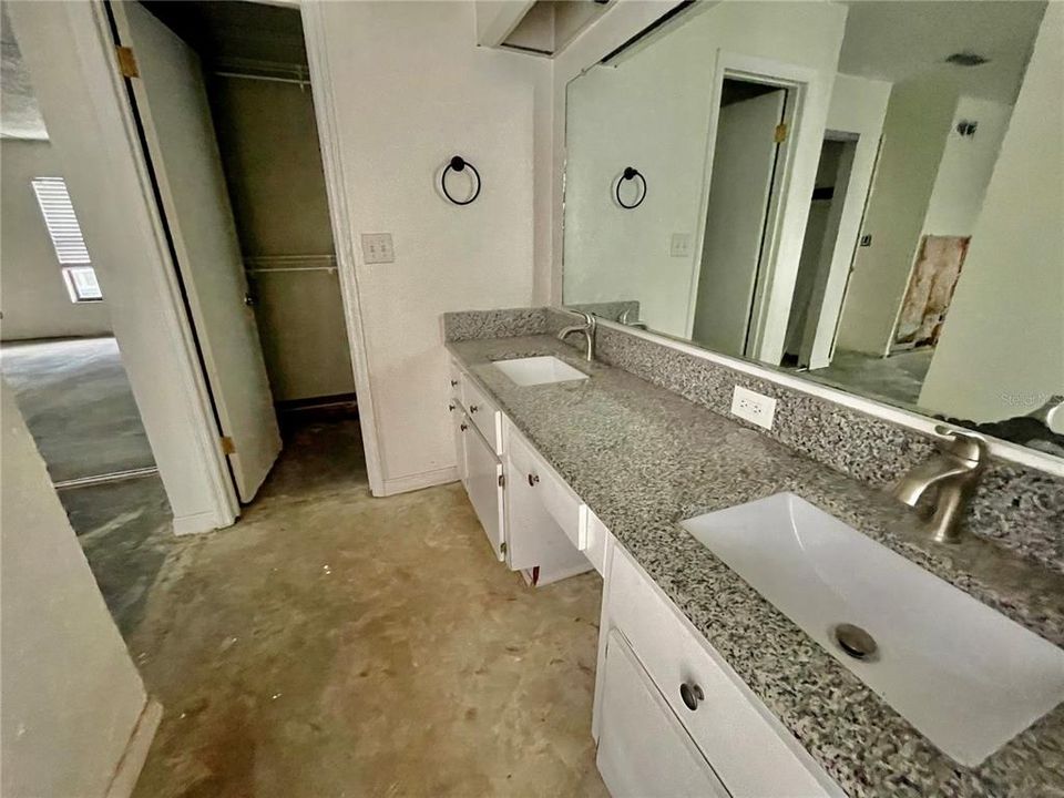 Под контрактом: $290,000 (4 спален, 2 ванн, 2361 Квадратных фут)