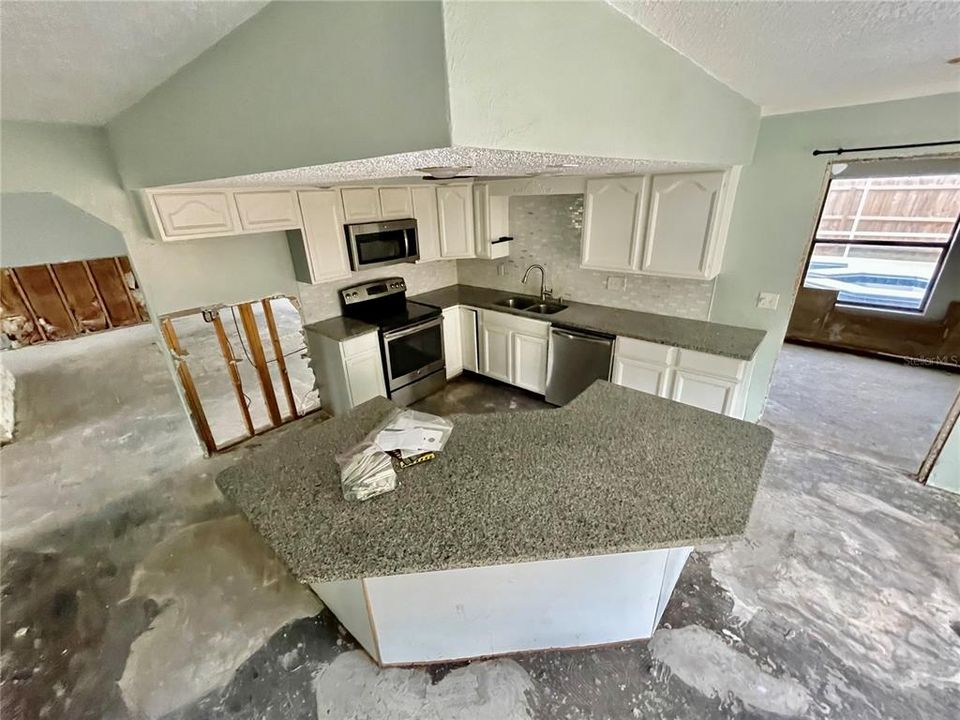 Под контрактом: $290,000 (4 спален, 2 ванн, 2361 Квадратных фут)