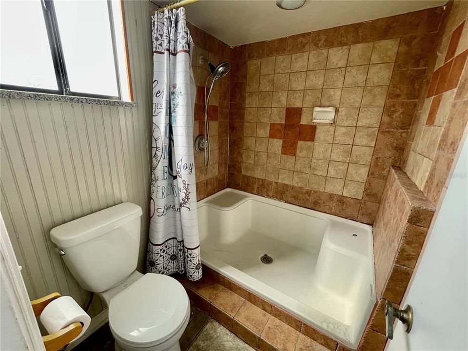 Под контрактом: $290,000 (4 спален, 2 ванн, 2361 Квадратных фут)