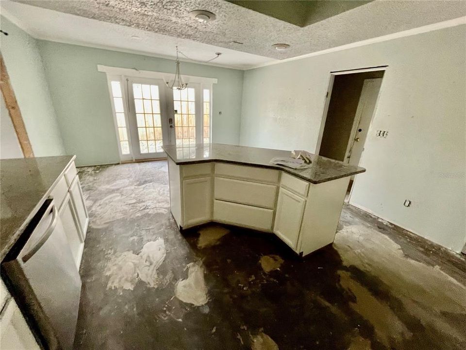 Под контрактом: $290,000 (4 спален, 2 ванн, 2361 Квадратных фут)