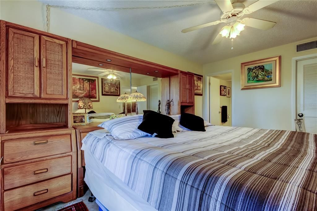 Под контрактом: $229,000 (2 спален, 2 ванн, 1200 Квадратных фут)