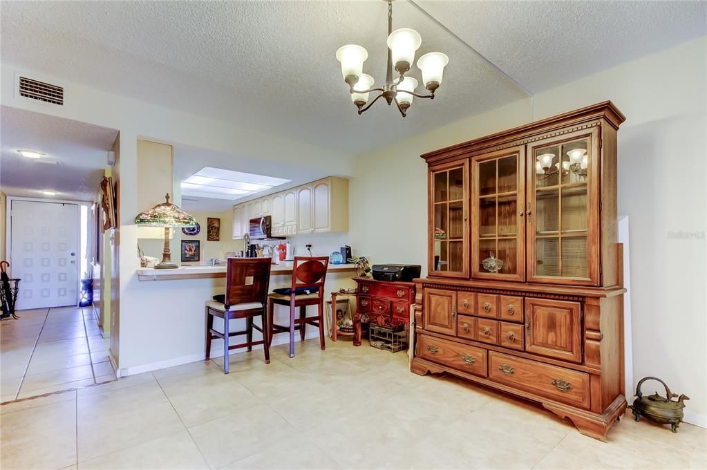 Под контрактом: $229,000 (2 спален, 2 ванн, 1200 Квадратных фут)