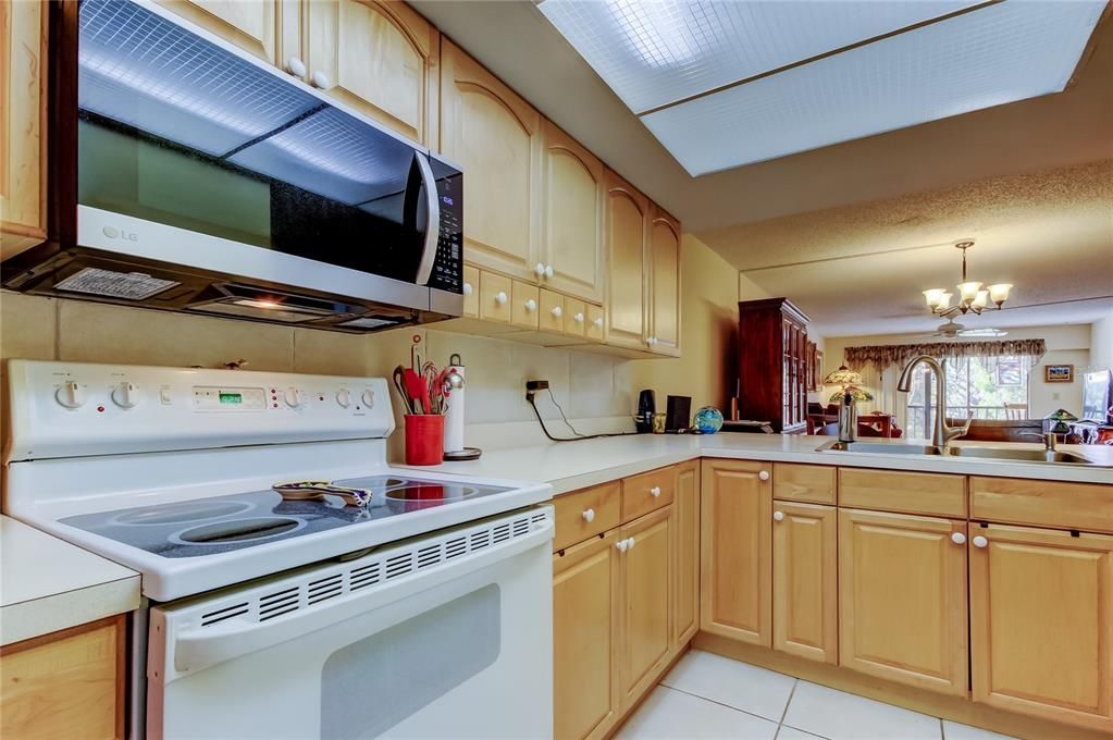 Под контрактом: $229,000 (2 спален, 2 ванн, 1200 Квадратных фут)