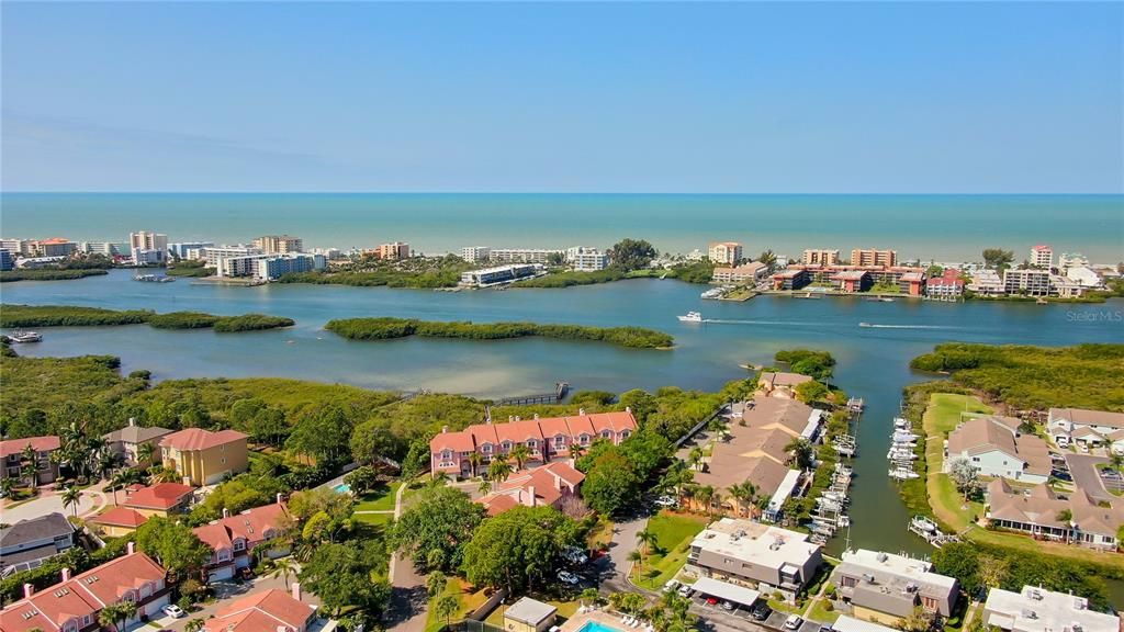 Под контрактом: $229,000 (2 спален, 2 ванн, 1200 Квадратных фут)