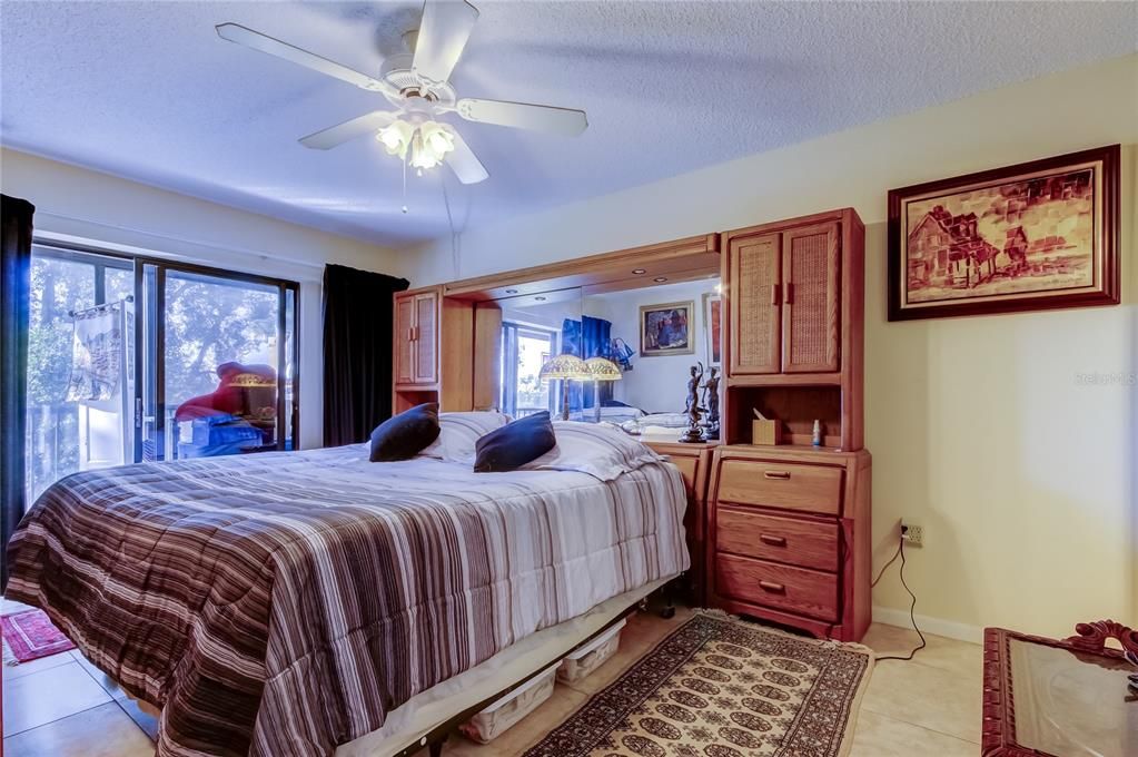 Под контрактом: $229,000 (2 спален, 2 ванн, 1200 Квадратных фут)