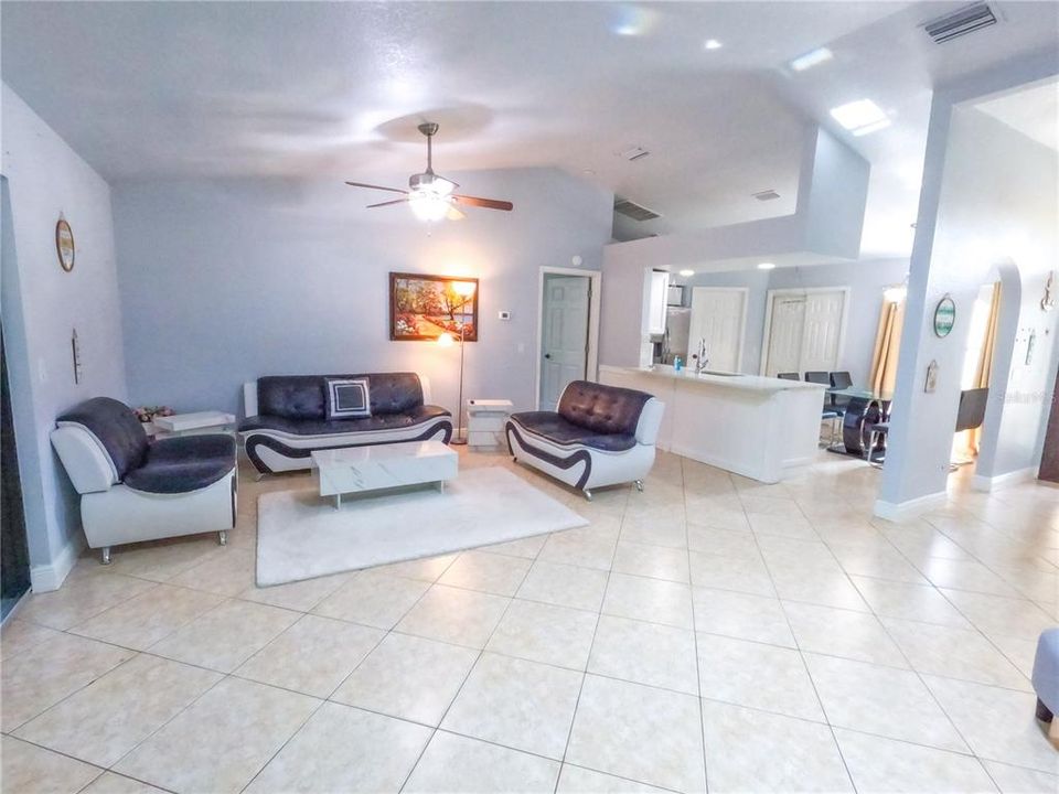 Active With Contract: $2,450 (3 beds, 2 baths, 1492 Square Feet)
