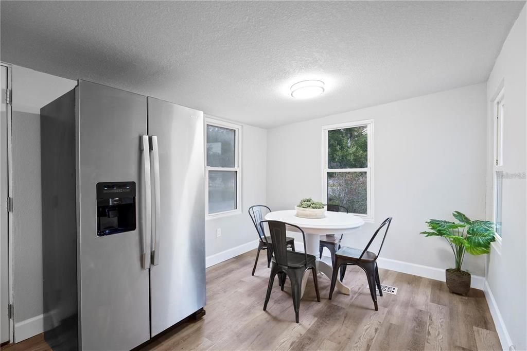 Active With Contract: $164,000 (3 beds, 1 baths, 968 Square Feet)