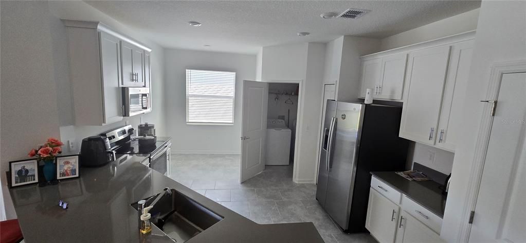 For Rent: $1,750 (3 beds, 2 baths, 2155 Square Feet)