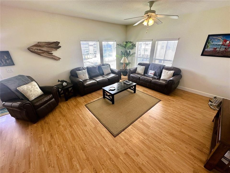 На продажу: $219,000 (2 спален, 2 ванн, 1200 Квадратных фут)