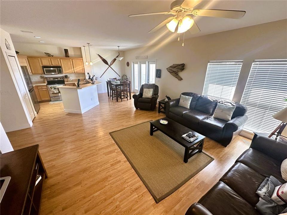 На продажу: $219,000 (2 спален, 2 ванн, 1200 Квадратных фут)