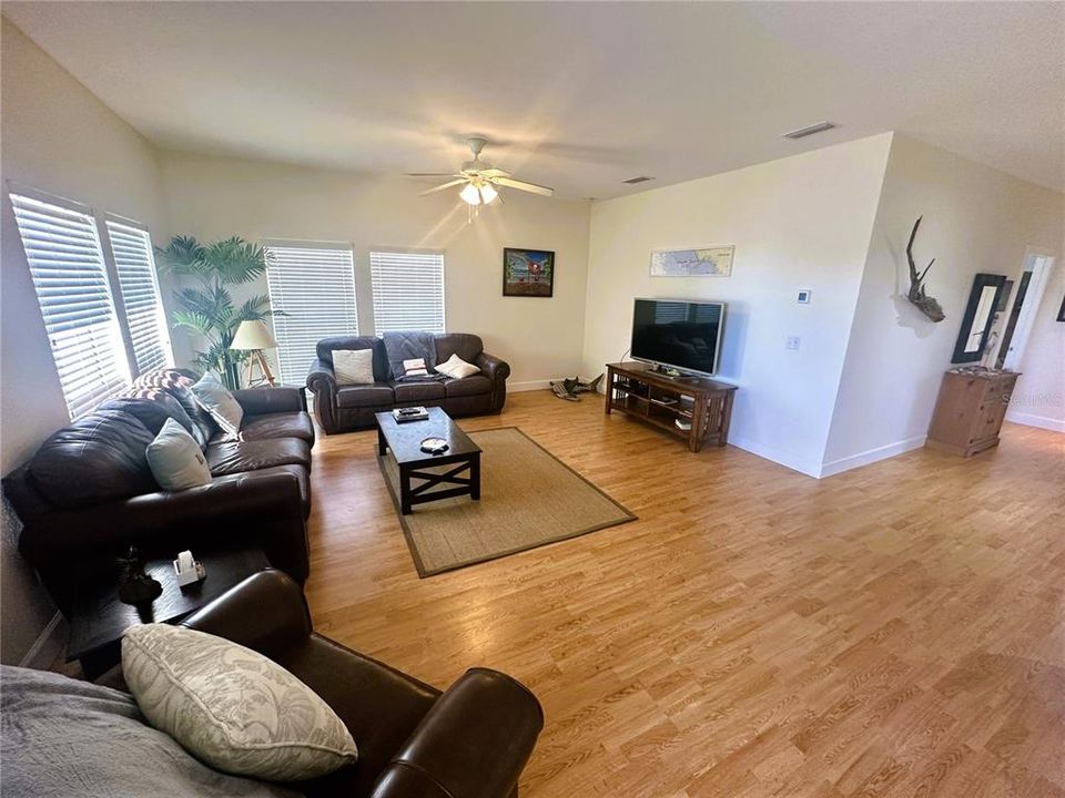 На продажу: $219,000 (2 спален, 2 ванн, 1200 Квадратных фут)