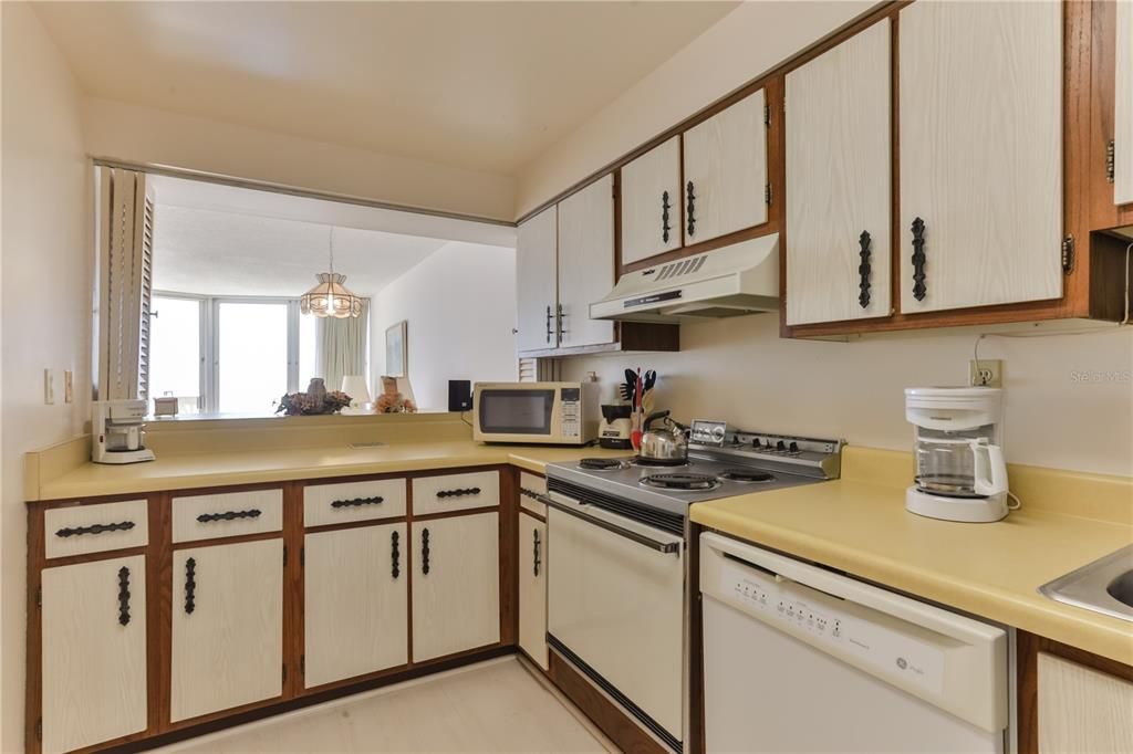 For Sale: $375,000 (2 beds, 2 baths, 1065 Square Feet)