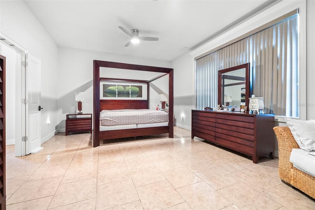 待售: $650,000 (4 贝兹, 4 浴室, 4654 平方英尺)