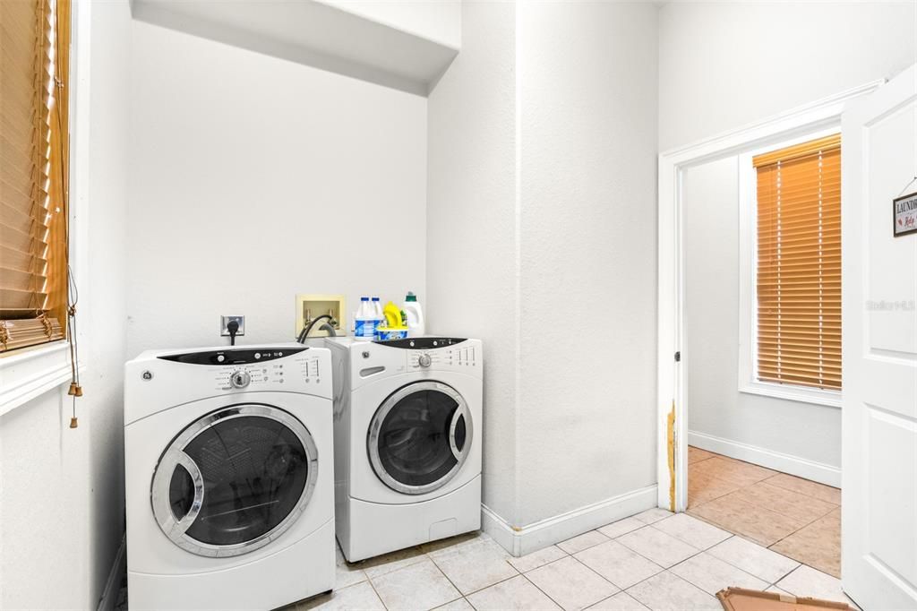 待售: $650,000 (4 贝兹, 4 浴室, 4654 平方英尺)