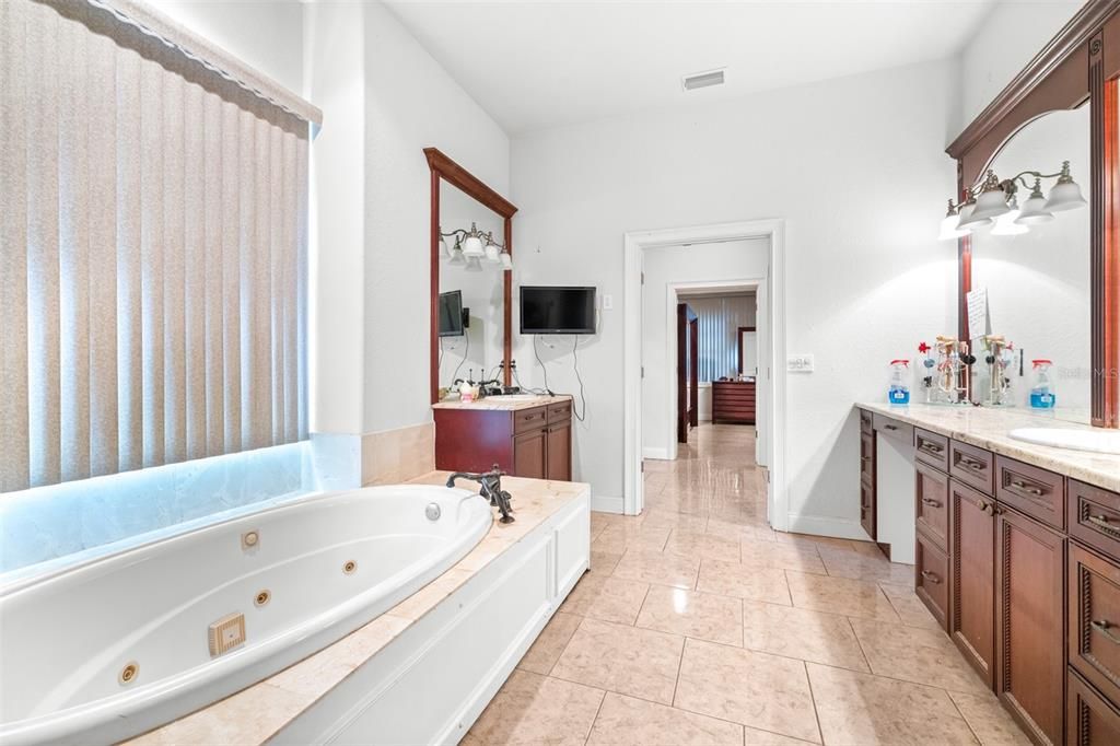 待售: $650,000 (4 贝兹, 4 浴室, 4654 平方英尺)