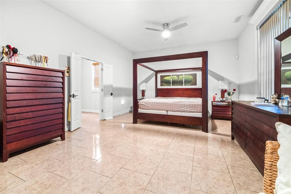 待售: $650,000 (4 贝兹, 4 浴室, 4654 平方英尺)