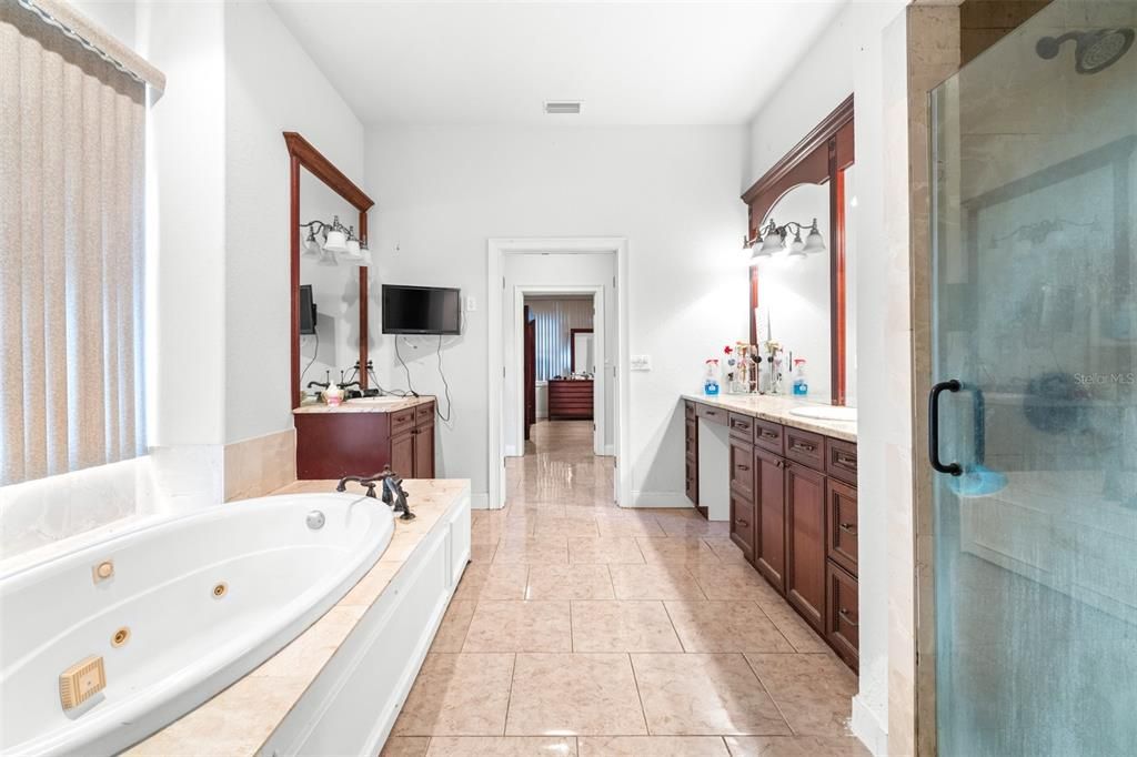 待售: $650,000 (4 贝兹, 4 浴室, 4654 平方英尺)