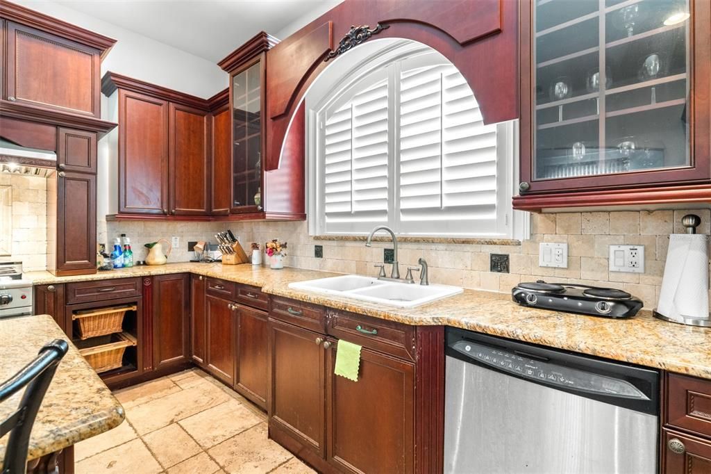 待售: $650,000 (4 贝兹, 4 浴室, 4654 平方英尺)