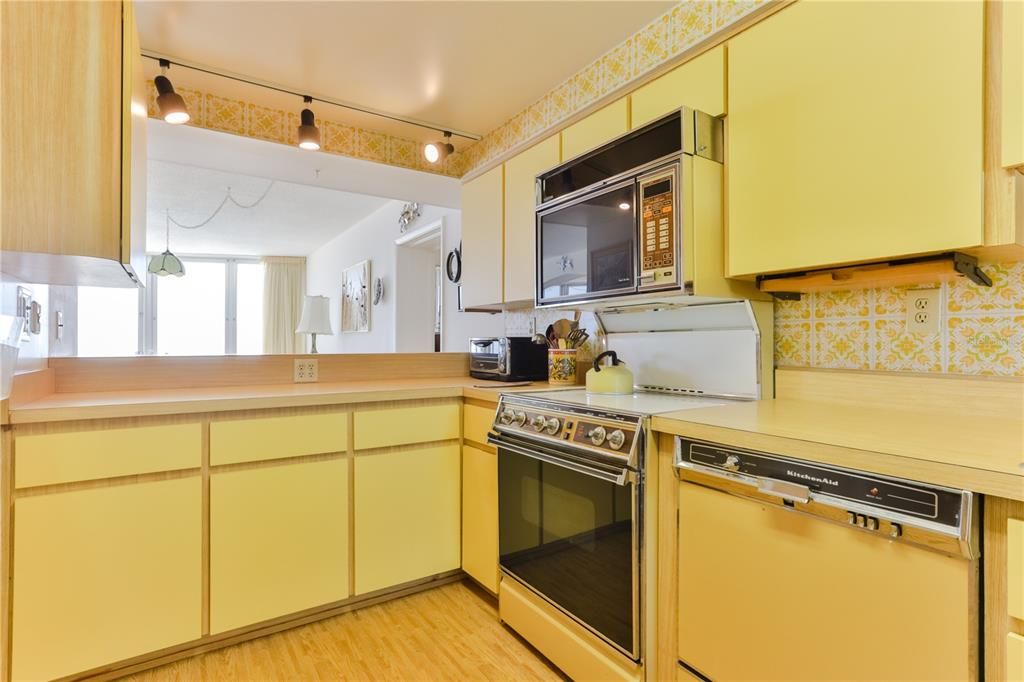 For Sale: $575,000 (3 beds, 3 baths, 2370 Square Feet)