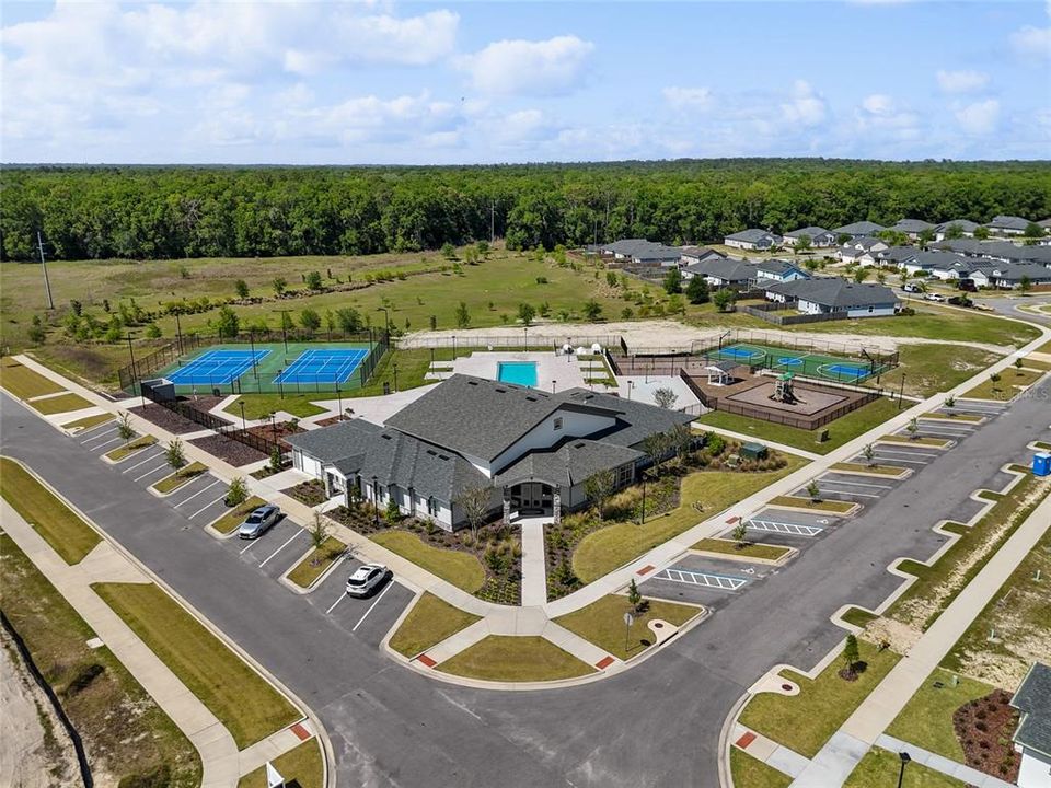 合同活跃: $384,900 (3 贝兹, 2 浴室, 1728 平方英尺)