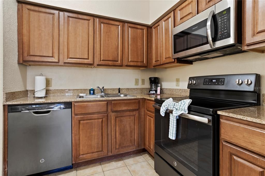 Под контрактом: $180,000 (3 спален, 2 ванн, 1200 Квадратных фут)