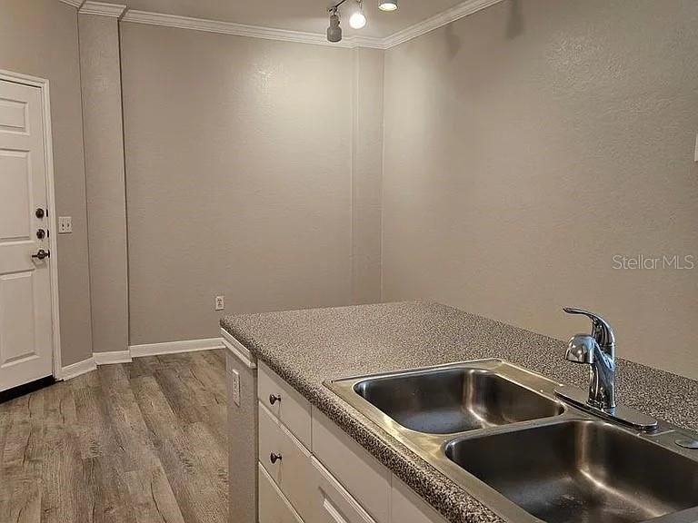 For Sale: $285,000 (2 beds, 2 baths, 1070 Square Feet)