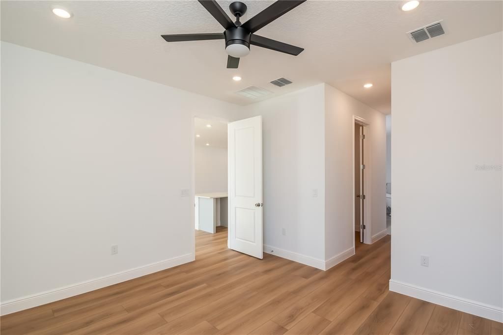 For Sale: $389,000 (4 beds, 3 baths, 1958 Square Feet)