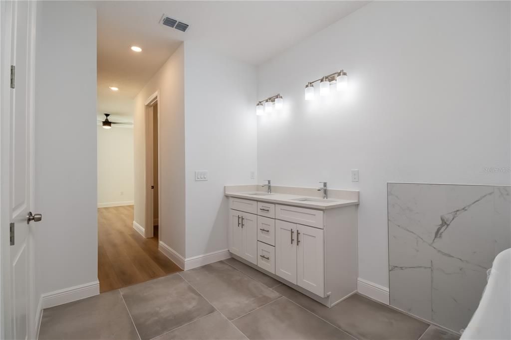 For Sale: $389,000 (4 beds, 3 baths, 1958 Square Feet)