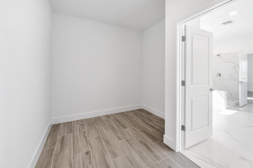 Под контрактом: $421,900 (4 спален, 3 ванн, 2351 Квадратных фут)